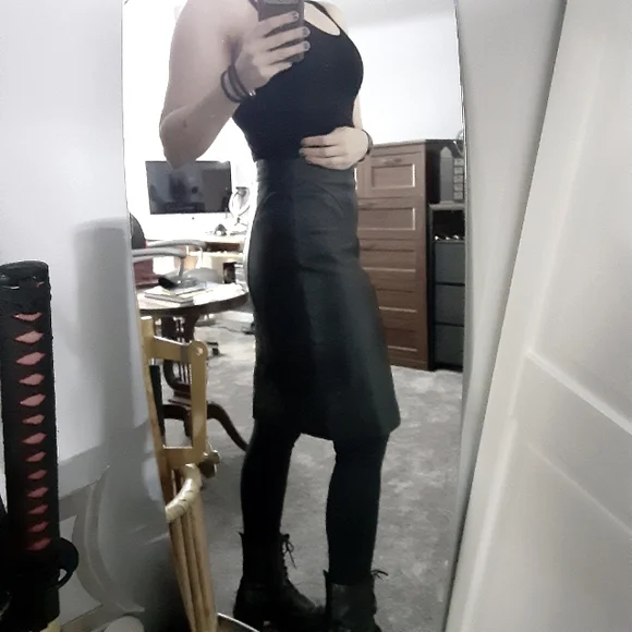 VTG Leather Pencil Skirt - Picture 5 of 9